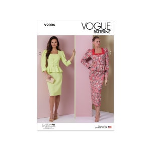 Op de afbeelding: Vogue Patterns naaipatroon voor een tweedelig outfit, bestaande uit een jasje en een rok. Het patroon is verkrijgbaar in maten A-D en is ontworpen en gedrukt in de VS. Het model links draagt een outfit in limoengroen, terwijl het model rechts een outfit met bloemenprint draagt.
