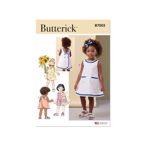 Può includere: Un cartamodello per un vestito da bambina. Il cartamodello include quattro diversi stili di vestiti, tutti con una base bianca e un bordo blu. Il cartamodello si chiama "Butterick B7003".
