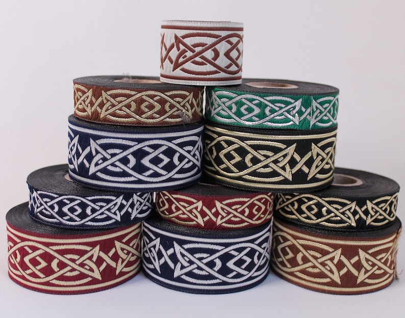 Peut inclure: Une collection de huit bobines de galon tiss&eacute; avec un motif de n&oelig;ud celtique. Le galon est disponible dans une vari&eacute;t&eacute; de couleurs, notamment le noir, le blanc, l'or, le rouge, le vert et le brun.