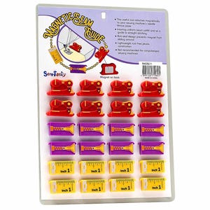 Könnte beinhalten: Ein Satz magnetischer Nähhilfen. Die Hilfsmittel sind rot, lila und gelb und zeigen ein Nähmaschinen-Design. Das Set enthält Lineale mit der Aufschrift "Inch 1". Die Verpackung enthält den Text "Magnetic Seam Guide" und "SewTasty".