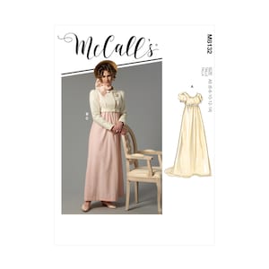 Op de afbeelding: McCall's naaipatroon met een vrouw in een roze en crèmekleurige jurk en jasje. Het patroon bevat een tekening van een lange, crèmekleurige jurk met korte mouwen. Het patroonnummer is M8132.