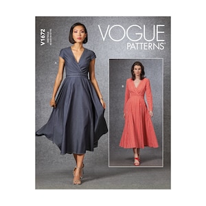 Könnte beinhalten: Vogue Patterns Schnittmuster für ein Wickelkleid mit kurzen Ärmeln und einer Option mit langen Ärmeln. Das Schnittmuster ist für die Größen 6-14. Das Kleid ist in zwei Versionen gezeigt: eine in einem dunklen Jeansstoff und die andere in einem rot-weiß gestreiften Stoff.