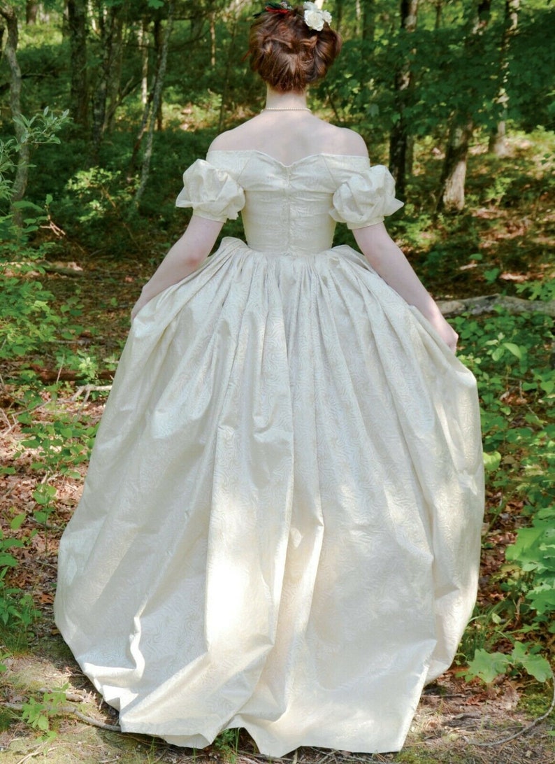Dress Madame with lace-up back Costume McCalls Sewing Pattern M7885