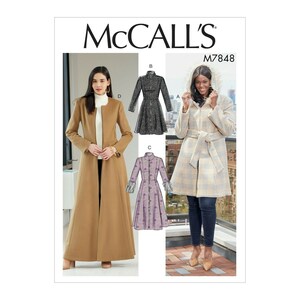 Op de afbeelding: McCall's naaipatroon M7848 voor een lange jas in verschillende stijlen. Het patroon bevat een lange, bruine jas met een rits, een kortere, zwart-wit geruite jas met een riem en een paars-witte bloemenjas met een rits en gerimpelde mouwen.