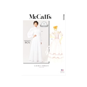 Może przedstawiać: Wzór szycia McCall's z vintage'owym projektem Laury Ashley z lat 80. Wzór zawiera ilustracje dwóch białych sukienek. Widoczny jest również tekst "AUTHENTIC" oraz "Designed and printed in USA".