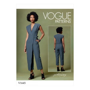 Könnte beinhalten: Ein blauer Wickel-Jumpsuit mit V-Ausschnitt und kurzen Ärmeln. Der Jumpsuit hat einen Bindegürtel in der Taille und Taschen an der Vorderseite. Das Model trägt den Jumpsuit mit schwarzen Sandaletten. Das Schnittmuster ist Vogue Patterns V1645.