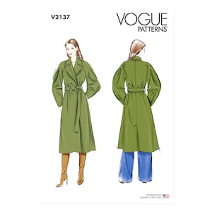Könnte beinhalten: Illustration eines grünen Trenchcoat-Musters von Vogue Patterns, Stil V2137. Der Mantel hat ein doppelreihiges Design, einen Gürtel und lange Ärmel. Das Bild zeigt sowohl die Vorder- als auch die Rückansicht des Mantels, mit einer Frau, die den Mantel und braune Stiefel trägt.