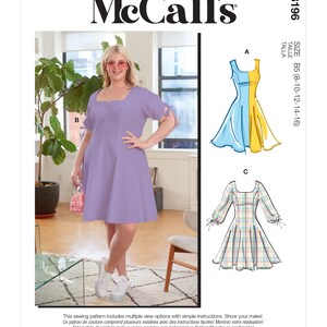 Pode incluir: Um padrão de costura para um vestido com múltiplas opções de visualização. O padrão inclui um vestido roxo com mangas curtas, um vestido azul e amarelo sem mangas e um vestido xadrez com mangas compridas. O padrão é para os tamanhos 8-10-12-14-16. O texto no padrão diz "McCall's M8196".