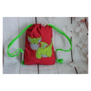 Könnte beinhalten: Rote Kordeltasche mit einem grünen Drachen-Design. Die Tasche hat grüne Kordeln.