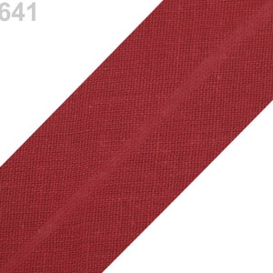 Peut inclure: Gros plan sur un ruban de toile de jute rouge avec une seule couture au centre.
