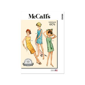 Könnte beinhalten: Vintage McCall's Schnittmuster für drei Kleider im Stil der 1960er Jahre. Das Schnittmuster beinhaltet ein ärmelloses, A-förmiges Kleid mit seitlichem Schlitz, ein ärmelloses, gerades Kleid mit seitlichem Schlitz und ein ärmelloses, A-förmiges Kleid mit Bindegürtel. Das Schnittmuster ist mit "Vintage 60's" und "M8402" gekennzeichnet.