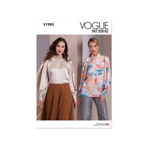 Può includere: Modello di cucito Vogue Patterns V1985 per una blusa con due stili diversi: una blusa di raso tinta unita con collo alto e maniche lunghe, e una blusa stampata con collo alto e maniche lunghe. Il modello è stato progettato e stampato negli Stati Uniti.