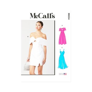 Può includere: Modello McCall's M6554 per un abito con tre stili diversi. Il primo stile è un abito bianco senza spalline con un dettaglio a fiocco sul décolleté. Il secondo stile è un abito rosa con un décolleté a forma di buco della serratura e maniche corte. Il terzo stile è un abito blu con un décolleté a cuore e spalline sottili.