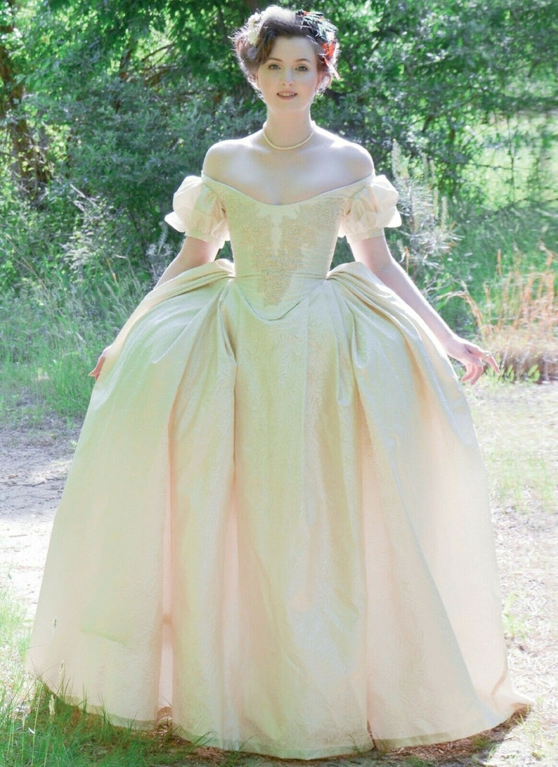 Dress Madame with lace-up back Costume McCalls Sewing Pattern M7885
