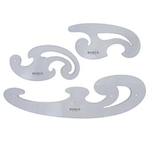 Könnte beinhalten: Drei transparente französische Kurvenlineale aus Kunststoff in verschiedenen Größen. Jedes Lineal hat eine einzigartige gebogene Form und den Markennamen "BOHIN FRANCE" aufgedruckt. Diese Werkzeuge werden zum Zeichnen von Kurven verwendet.