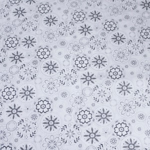 以下が含まれることがあります： グレーの花柄が繰り返し描かれた白い布。スタイリッシュな花、葉、円がデザインされています。