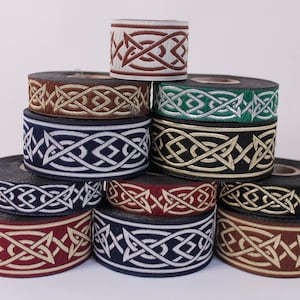 以下が含まれることがあります： ケルトの結び目のデザインが施された、織り込まれたトリムの糸巻きが8個あります。トリムは、黒、白、金、赤、緑、茶色など、さまざまな色からお選びいただけます。