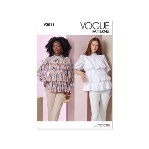 Könnte beinhalten: Vogue Patterns Schnittmuster für eine geblümte Bluse mit Rüschen und hohem Kragen. Das Schnittmuster zeigt zwei Versionen der Bluse, eine mit weißem Hintergrund und Ösen-Details und die andere mit einem bunten abstrakten Druck. Das Schnittmuster ist mit V2011 gekennzeichnet.