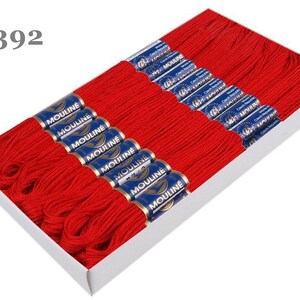 Può includere: Una scatola di 3392 bobine di filo da ricamo rosso. Ogni bobina è etichettata "Mouline" e "Repubblica Ceca".
