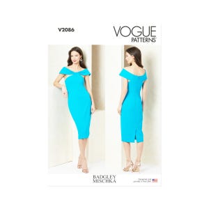 Könnte beinhalten: Ein türkisfarbenes schulterfreies Kleid mit knielangem Saum. Das Kleid hat ein Ausschnittdetail am Ausschnitt und einen Schlitz am Rücken. Das Vogue Patterns-Logo und der Markenname Badgley Mischka sind sichtbar.