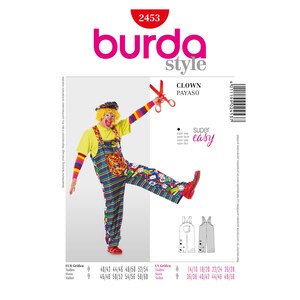 Könnte beinhalten: Ein Burda Style Schnittmuster für ein Clownkostüm, mit einem bunten Clown-Outfit mit Würfel- und Spielkartenmustern. Das Schnittmuster enthält die Größen 40/42 bis 58/60. Das Bild zeigt eine Person, die das Kostüm trägt und eine Schere hält.