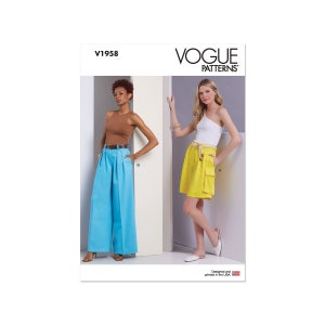 Könnte beinhalten: Vogue Patterns Schnittmuster V1958 für eine weite Hose und Shorts. Das Schnittmuster zeigt zwei Models, die die Kleidungsstücke tragen. Ein Model trägt eine blaue, weite Hose mit einem braunen Tanktop und einem braunen Gürtel. Das andere Model trägt gelbe Shorts mit einem weißen Tanktop und einem weißen Gürtel. Das Schnittmuster wurde in den USA entworfen und gedruckt.