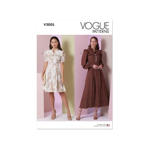 Può includere: Modello di cucito Vogue Patterns per un abito con colletto a volant e maniche lunghe o corte. Il modello è disponibile nelle taglie A e B. L'abito è mostrato in due tessuti diversi, uno con stampa floreale e l'altro con stampa a pois. Il modello è stato progettato e stampato negli Stati Uniti.