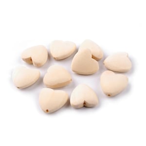 Op de afbeelding: Tien houten hartvormige kralen in een lichtbeige kleur. De kralen hebben een gat geboord door het midden om te rijgen.