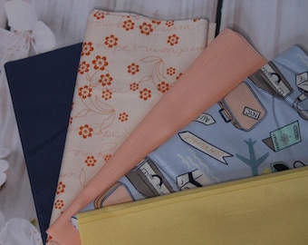 Könnte beinhalten: Vier Stoffmuster, eines mit einem floralen Muster in Orange und Weiß, eines in Pfirsichfarbe, eines mit blauem Hintergrund und einem Reisemotiv mit Koffern und Flugzeugen und eines in einfarbiger gelber Farbe.