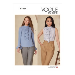 以下が含まれることがあります： ヴォーグパターン製の、フリルネックのブラウスの縫製パターンです。このパターンには、無地の青い生地を使った長袖のブラウスと、ストライプの生地を使ったノースリーブのブラウスの2つのバリエーションが含まれています。パターンにはV1824というラベルが貼られています。