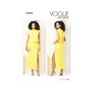Könnte beinhalten: Vogue Patterns V2096. Eine Frau präsentiert ein zweiteiliges gelbes Outfit. Das Oberteil ist ein Crop-Top mit Flügelärmeln. Der Rock ist ein Midirock mit hohem Schlitz und Bindedetail. Das Vogue Patterns-Logo ist sichtbar.