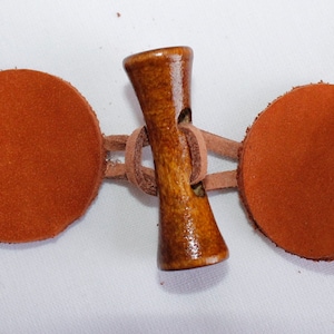 Toggle fastener 1 set, toggle button, wooden button with real leather, for bags, brown/light brown