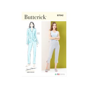 Può includere: Un modello di cucito Butterick B7042 con un design di giacca e pantaloni, e un top e pantaloni capri separati. Il modello include un disegno del completo in azzurro. La modella indossa un top azzurro e pantaloni capri grigi.