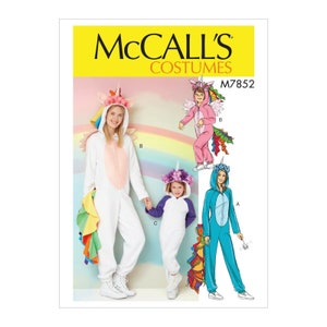 Può includere: Modello di cucito McCall's Costumes M7852 per un costume da unicorno. Il modello comprende tre taglie: adulto, bambino e neonato. Il costume da adulto è bianco con una coda arcobaleno, il costume da bambino è rosa con una coda arcobaleno e il costume da neonato è blu con una coda arcobaleno.