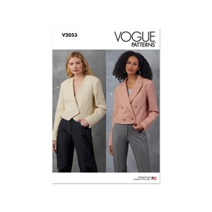 Op de afbeelding: Vogue Patterns V2053 naaipatroon voor een kort jack met twee verschillende stijlen. Een jack is crèmekleurig met een enkele knoopsluiting en de andere is roze met een dubbele knoopsluiting. Beide jacks hebben lange mouwen en worden getoond op modellen die jeans en broeken dragen.