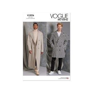 Könnte beinhalten: Vogue Patterns V1976 Schnittmuster für einen zweireihigen Mantel mit Reverskragen. Das Schnittmuster umfasst zwei Varianten: eine in einfarbigem beigefarbenem Stoff und eine in schwarz-weißem Hahnentrittmuster. Das Schnittmuster wurde in den USA entworfen und gedruckt.