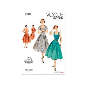 Può includere: Un cartamodello vintage Vogue per un abito, con tre stili diversi. Il cartamodello è una riedizione di un design del 1952, e il numero del cartamodello è V2002.