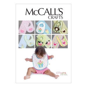 Könnte beinhalten: Nähmuster von McCall's Crafts für Baby-Lätzchen. Das Muster enthält sechs verschiedene Designs, darunter ein Cupcake, eine Kuh und ein Schwein. Das Muster heißt "Sew Sweet Chic" von Sarah Cousins.