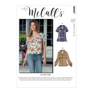 Op de afbeelding: Een naaipatroon voor een blouse met meerdere aanzichten. Het patroon bevat instructies voor het maken van een blouse met bloemenprint, een geruite blouse en een effen bruine blouse. Het patroon is voor de maten 6-8-10-12-14. Het patroon is van McCall's en bevat de hashtag #LivMcCalls.