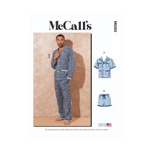 Op de afbeelding: Een McCall's naaipatroon voor een pyjama, met een blauw-wit geprint shirt en broek. Het patroon bevat meerdere weergaveopties met eenvoudige instructies. Het patroonnummer is M8262.