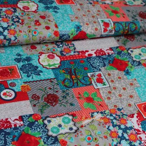Peut inclure: Un tissu patchwork avec une variété de motifs floraux dans des tons de rouge, bleu et vert. Le tissu présente un motif répétitif de carrés et de rectangles.