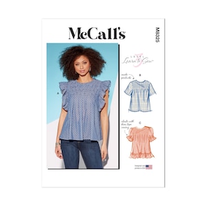 Pode incluir: Um padrão de costura para uma blusa feminina com decote de babados e mangas curtas. O padrão inclui três estilos diferentes: uma blusa de bolinhas azul e branca, uma blusa xadrez e uma blusa rosa. O padrão é rotulado como "McCall's M8325" e "Aprenda a costurar".