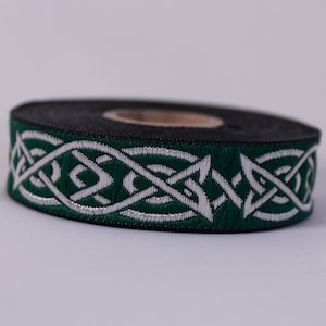 Peut inclure: Un rouleau de ruban vert et argent avec un motif de n&oelig;ud celtique.