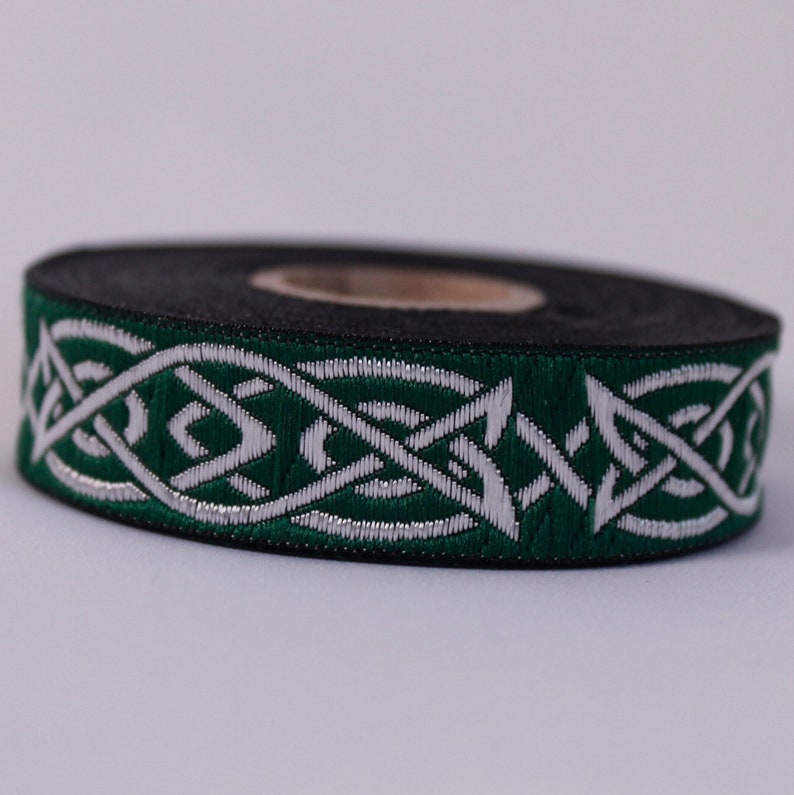 Peut inclure: Un rouleau de ruban vert et argent avec un motif de n&oelig;ud celtique.