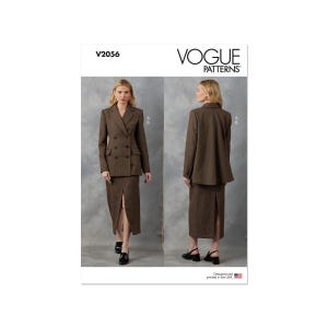 Könnte beinhalten: Vogue Patterns V2056 Schnittmuster für einen zweireihigen Blazer und einen Rock mit Schlitz vorne. Das Model trägt einen braunen gemusterten Blazer und Rock.