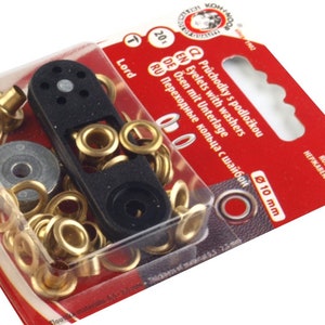 Può includere: Un pacchetto da 20 occhielli dorati con rondelle, che misurano 10 mm di diametro. Il pacchetto include uno strumento per installare gli occhielli. Il pacchetto è etichettato in diverse lingue, tra cui inglese, ceco, tedesco e russo.