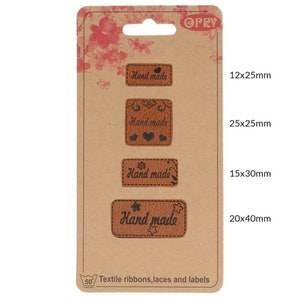 Op de afbeelding: Een pak van 50 bruine leren labels met de tekst "Hand made" in zwart gedrukt. De labels zijn verkrijgbaar in vier verschillende maten: 12x25 mm, 25x25 mm, 15x30 mm en 20x40 mm.