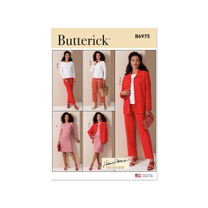 Könnte beinhalten: Ein Schnittmuster für einen roten Hosenanzug, ein rotes Kleid und ein weißes Oberteil mit einer roten Hose oder einem rot-weiß gemusterten Rock. Das Schnittmuster ist von Butterick und trägt die Nummer B6975. Das Schnittmuster wurde in den USA entworfen und gedruckt.
