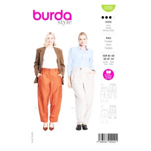 Peut inclure: Un patron de couture Burda Style, numéro 5703, avec deux femmes portant des pantalons. Le patron comprend les tailles EUR 46-60 et US 20-34. Le logo Burda Style est en haut, avec le mot "style" en dessous.