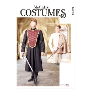 Può includere: Modello di costumi McCall's con due modelli di costumi storici. Un modello è un lungo cappotto nero con un pannello frontale a fantasia rosso e oro, l'altro è una giacca color crema con un mantello fantasia.